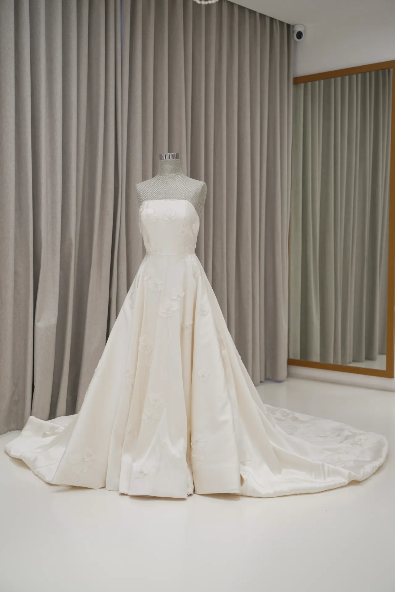 Marilyn - Floral Embroidery Wedding Dress in Ivory Scuba