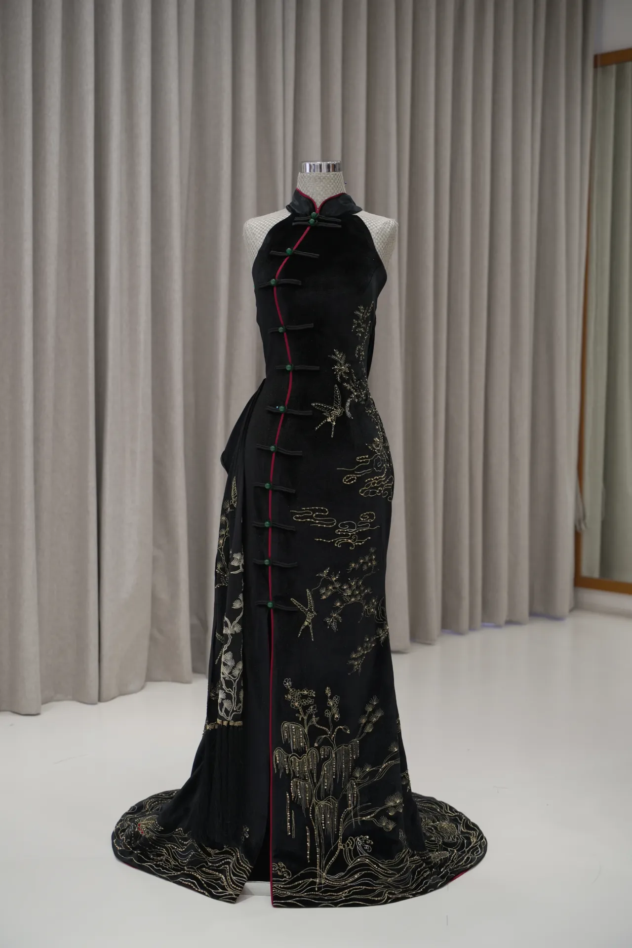 Adelina - Cheongsam in Black