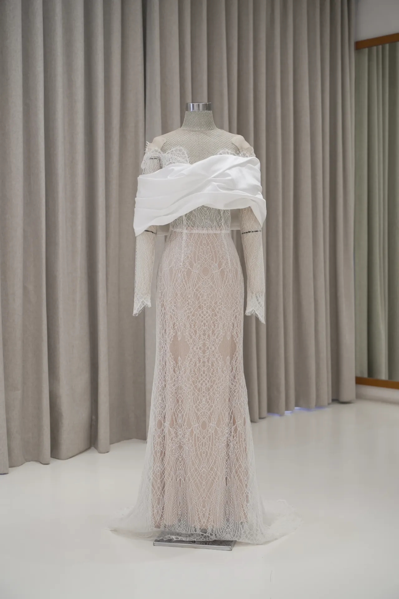 Cara - Long Sleeves Chantilly Lace Robe