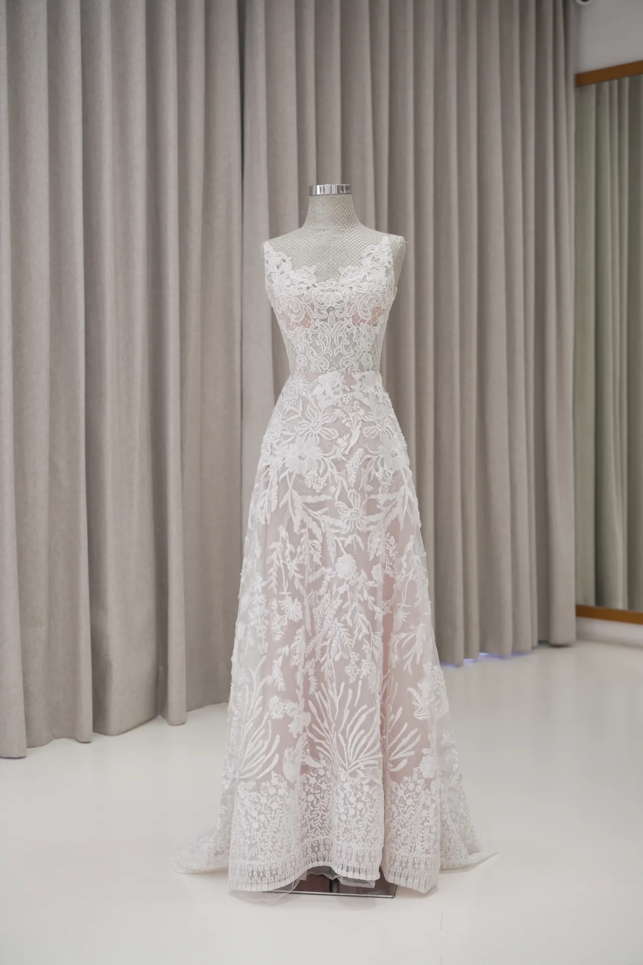 Miranti - Robe with Floral Embroidery