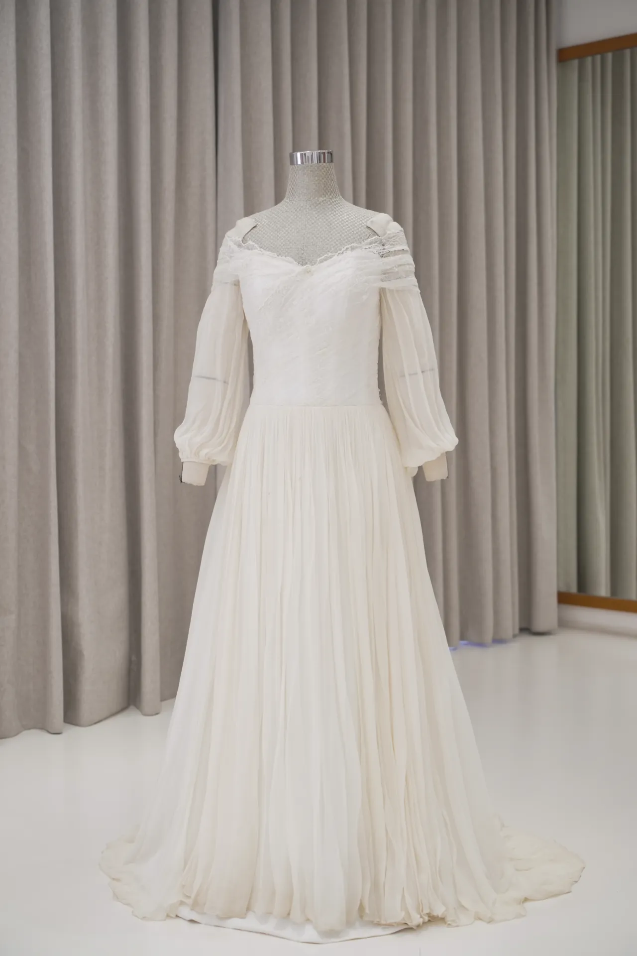 Natasha - Long Sleeves Chantilly and Silk Pleated Robe