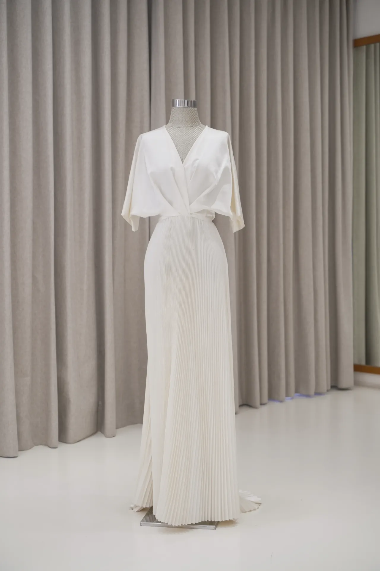 Levina - Plain Pleated Robe with Sleeves