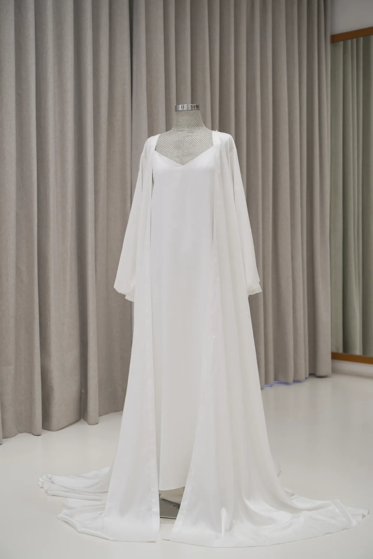 Jasmine - Plain Puff Sleeves Satin Kimono Robe