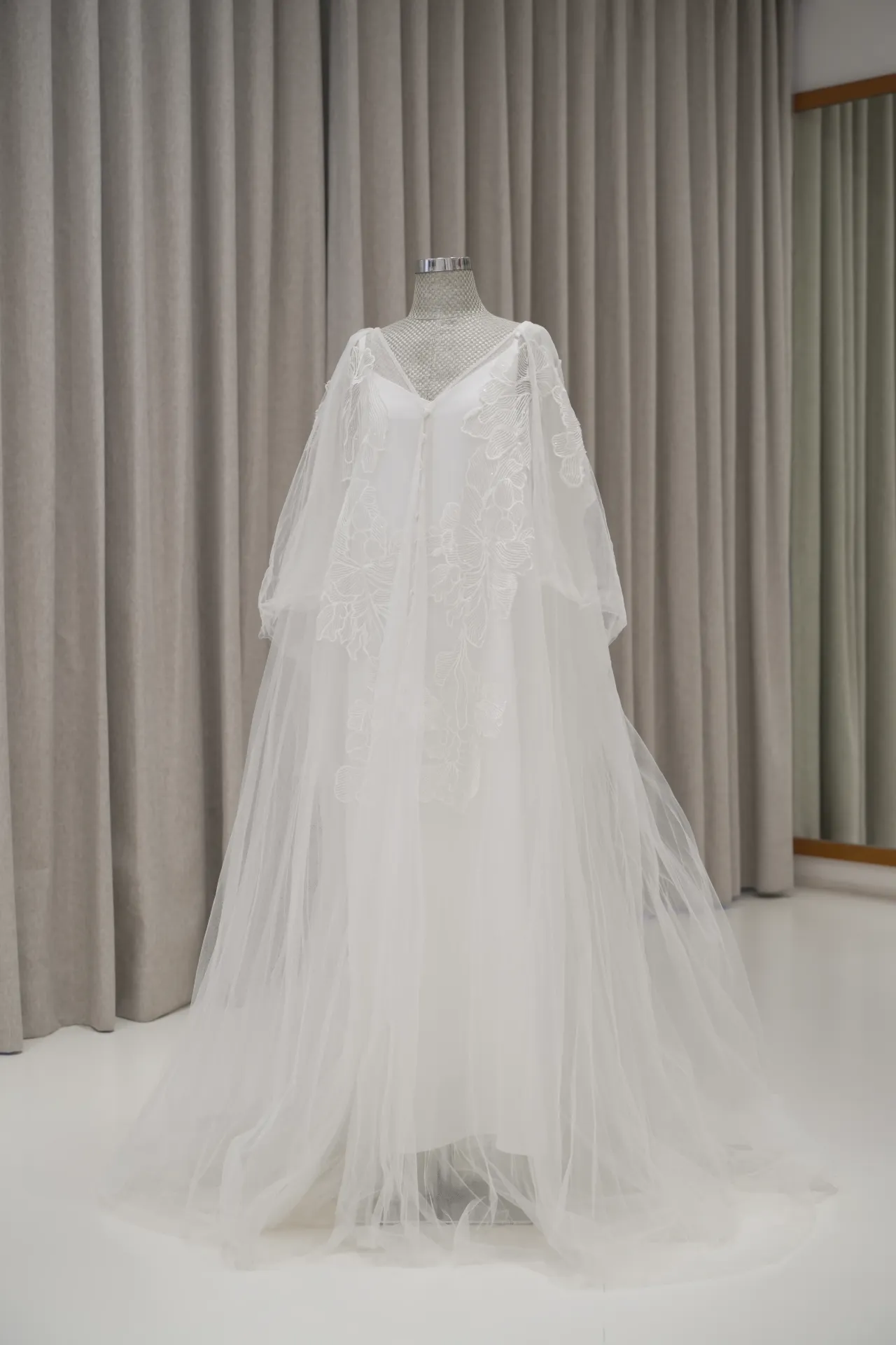 Cindy - Floral Cape Sleeves Tulle Robe