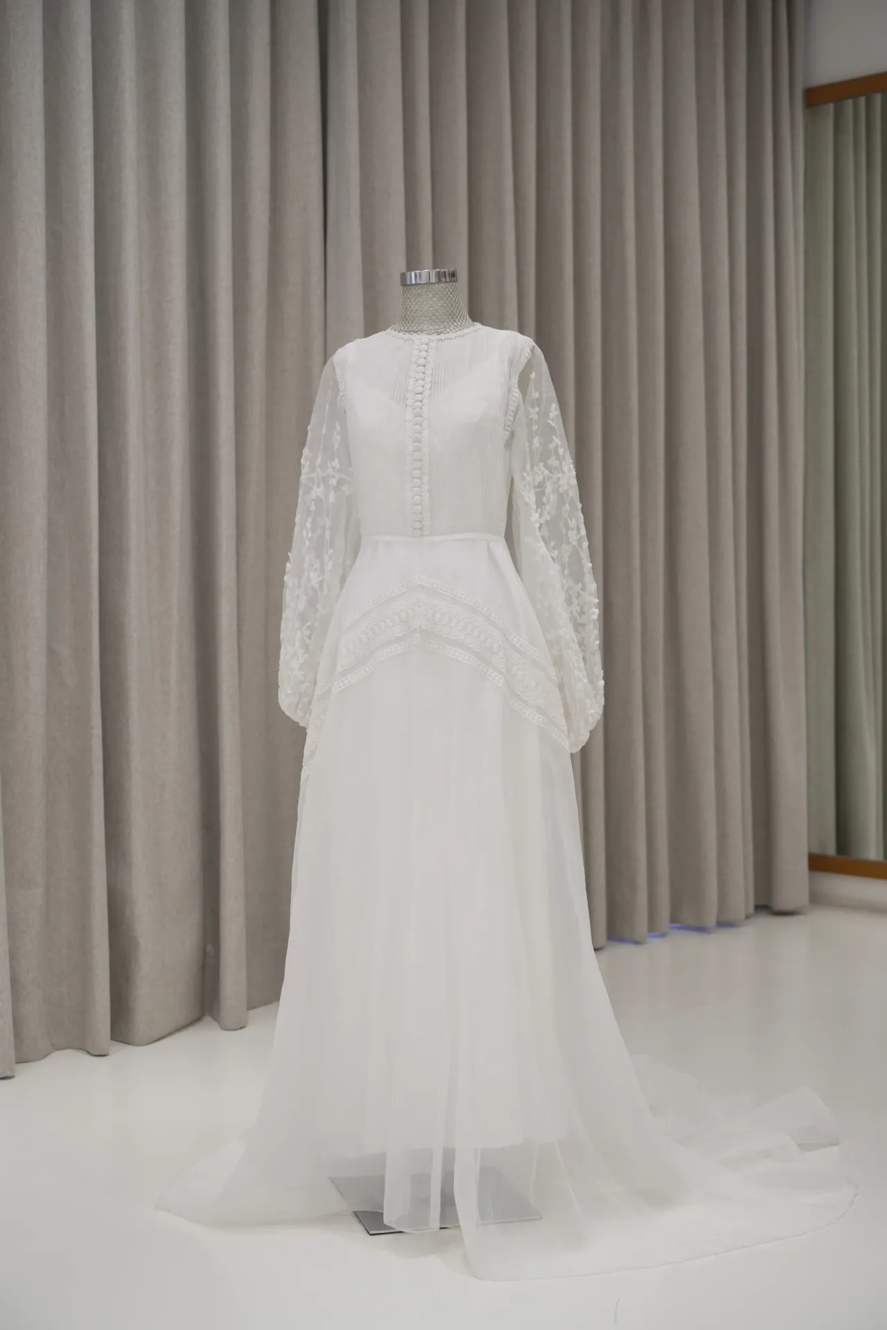 Karina - Victorian Puff Sleeves Lace Robe