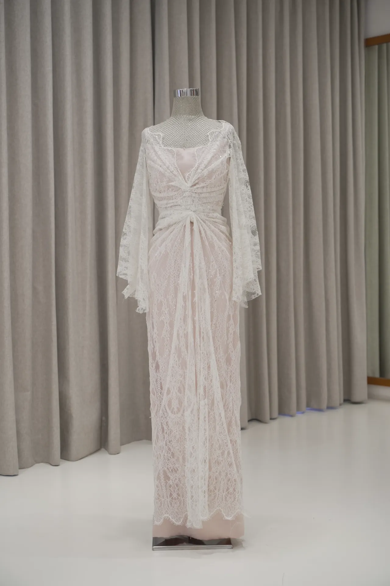 Jessie - Cape Sleeves Chantilly Lace Center Drape Robe