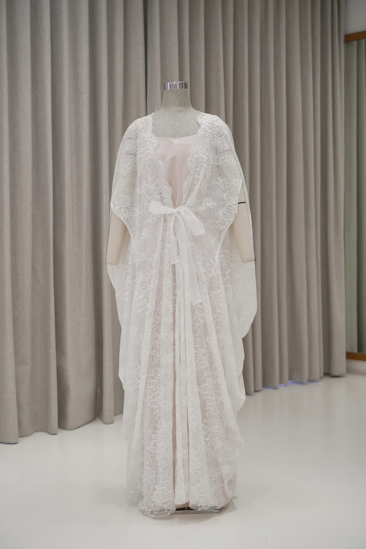 Wiwi - Kaftan Style Chantilly Lace Robe