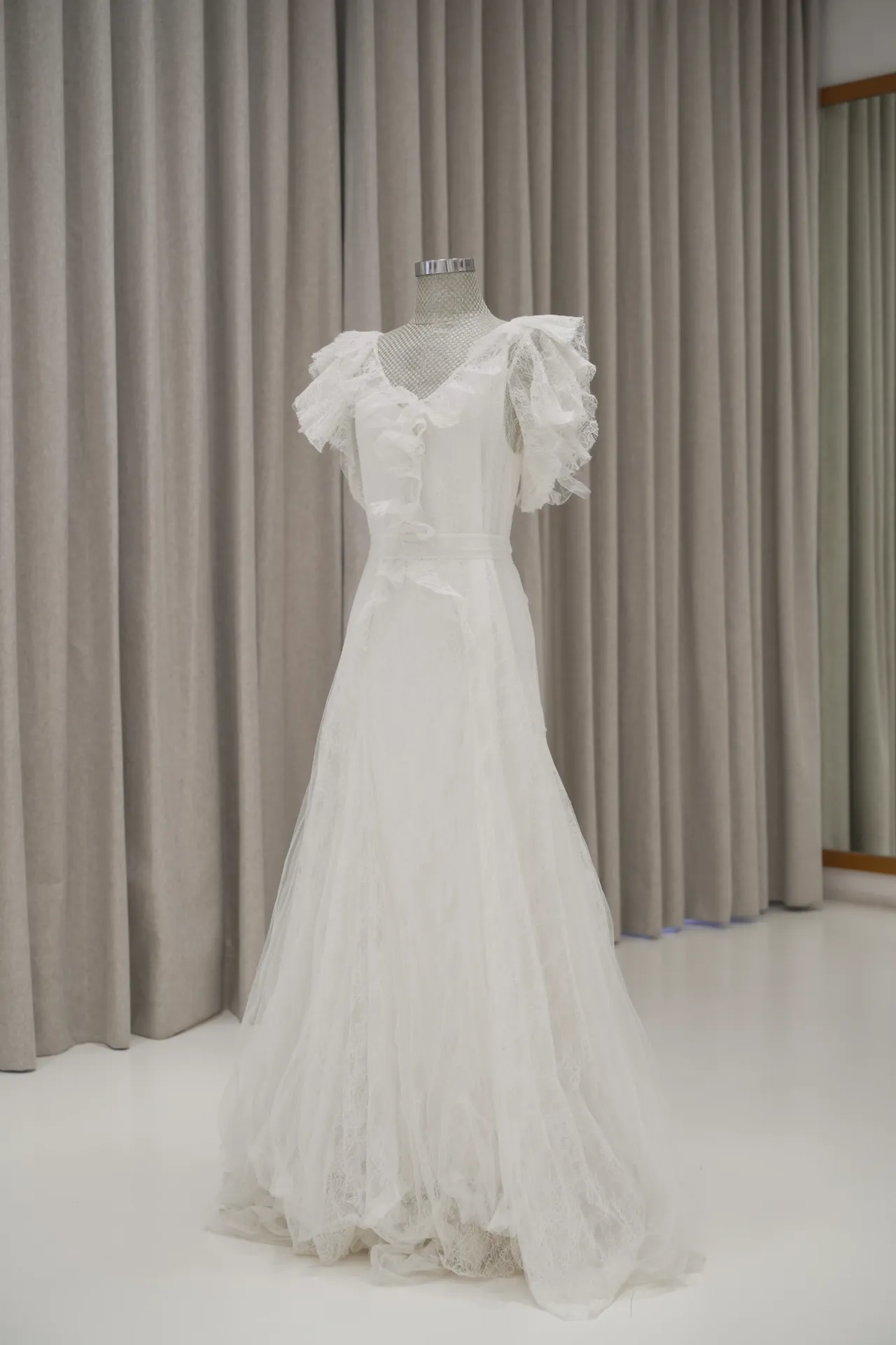 Mira - Ruffle Chantilly Lace Robe