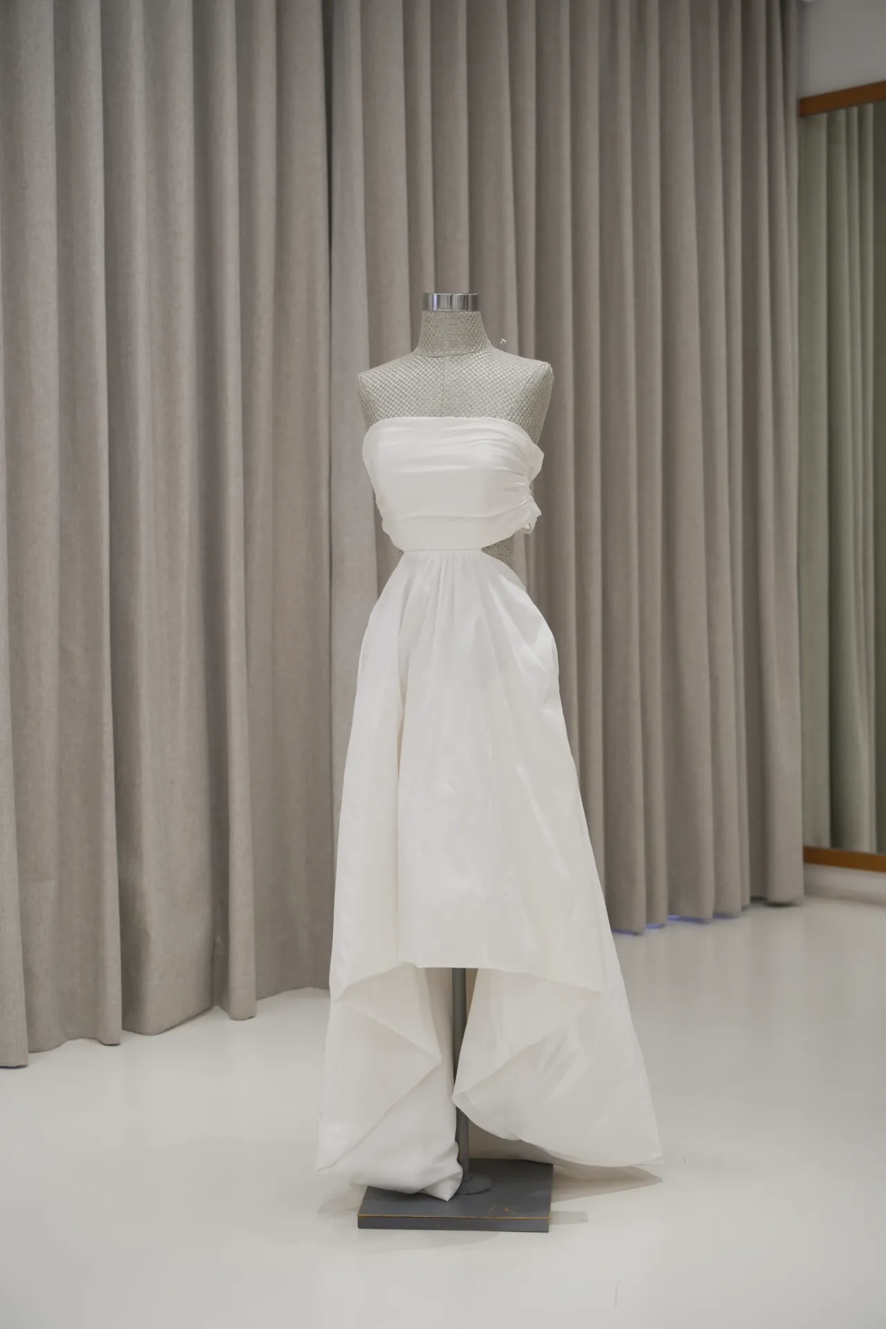 Dea - Plain White Tafetta Balloon Robe with Detachable Sleeves