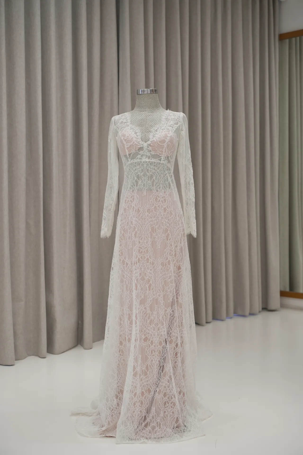 Francis - V Neck Chantilly Lace Robe