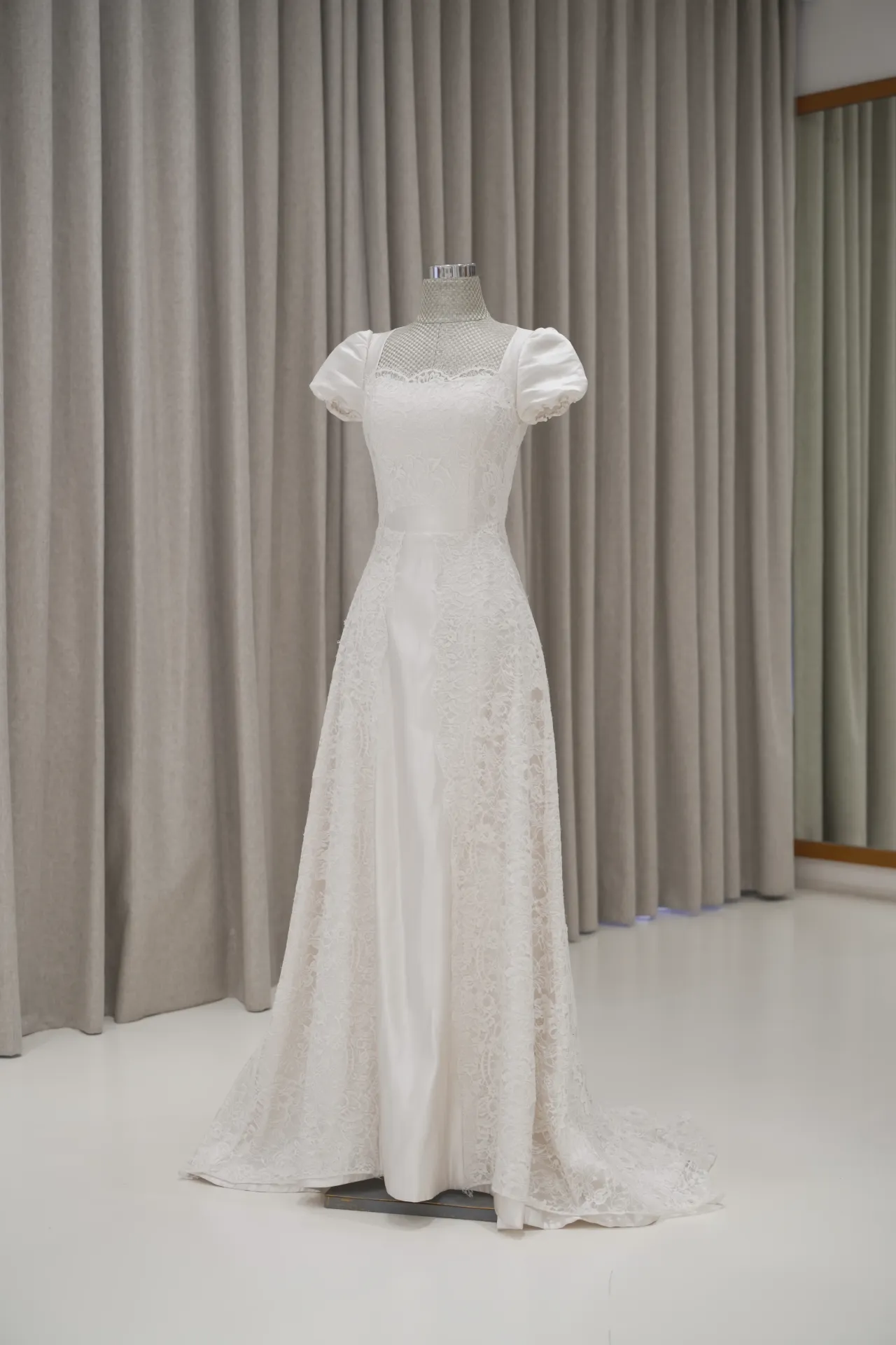 Natashia Vera - Bridgerton Style Lace with Corset Robe in Ivory