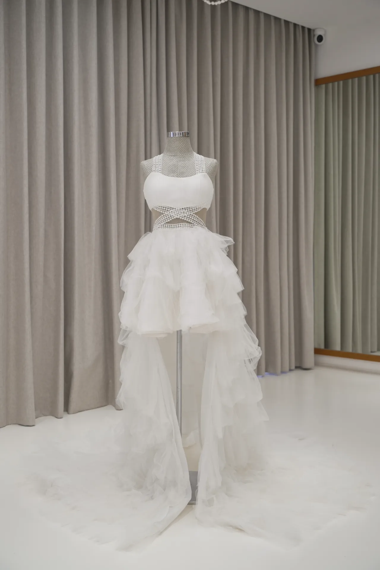 Agustin - Mini Swan Tulle Robe with Ruffle Tier Train