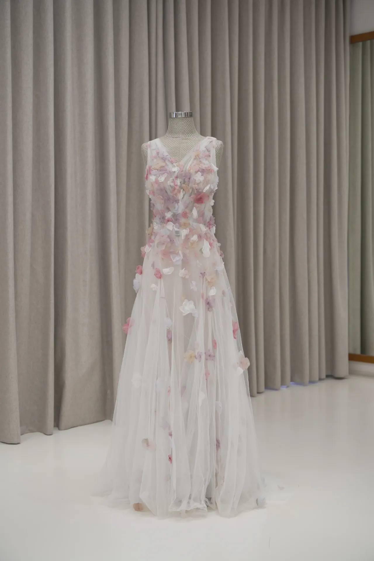 Amelia - Floral V Neck in White Tulle Robe ( Prewedding )