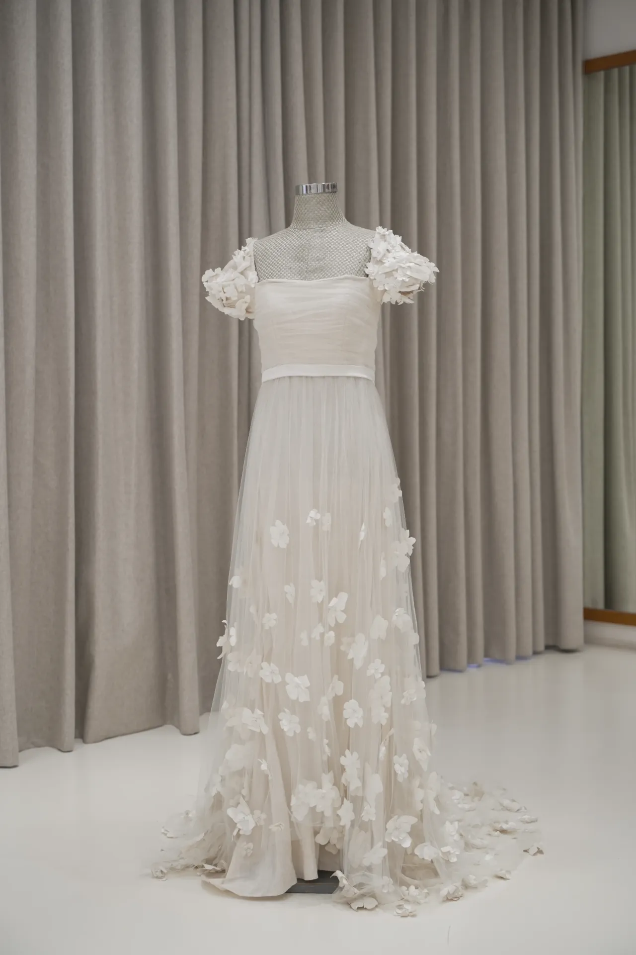 Jenna - White Floral Tulle and Linen Robe ( Prewedding )