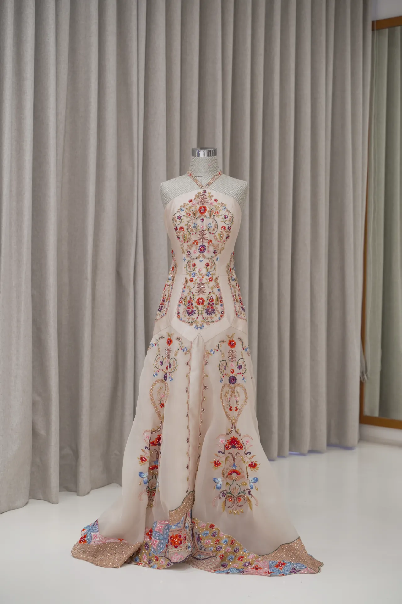 Lovenia - Halter Neck Cheongsam with High Low Skirt in Champagne