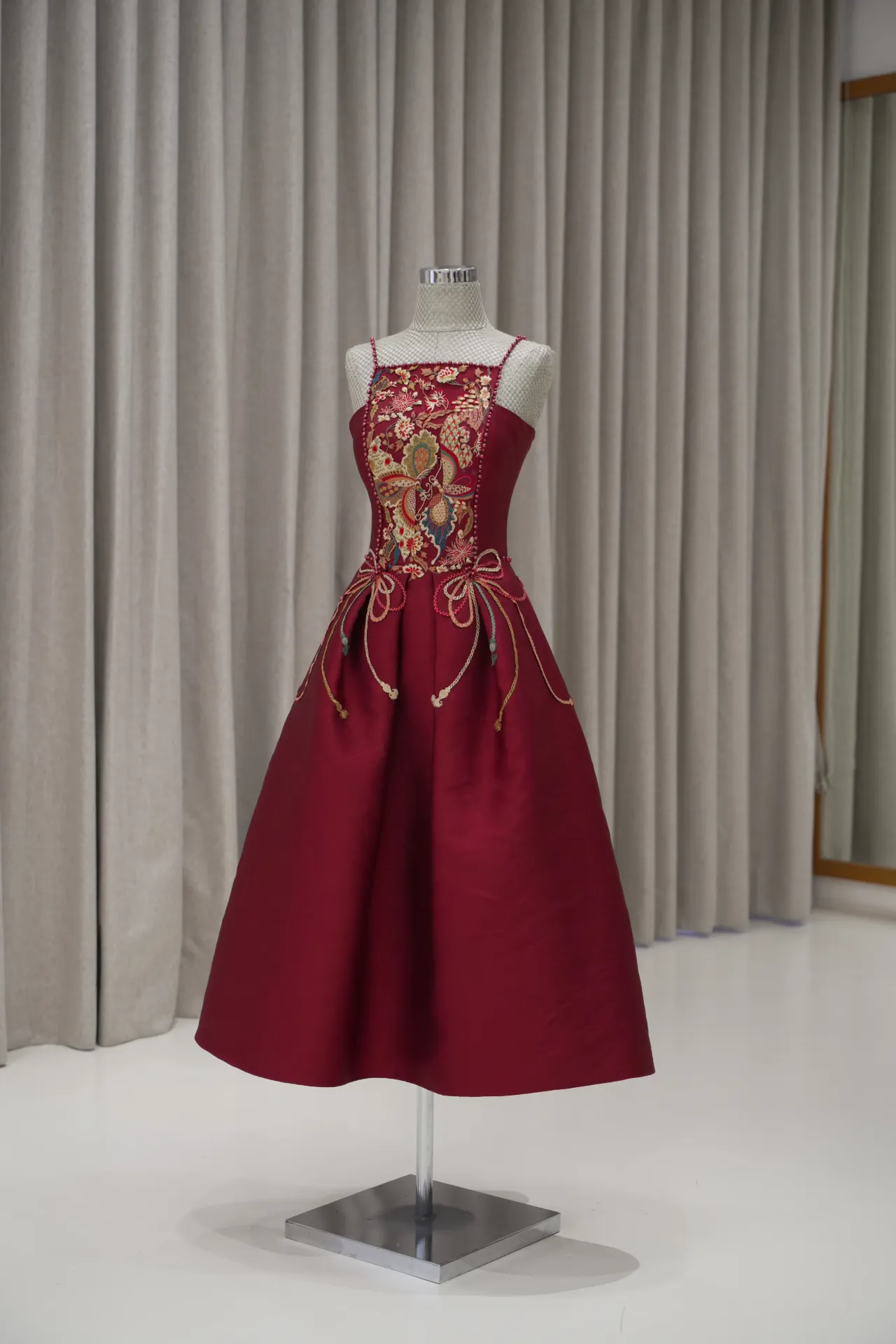 Erna - Red Puffy Embroidered Dress